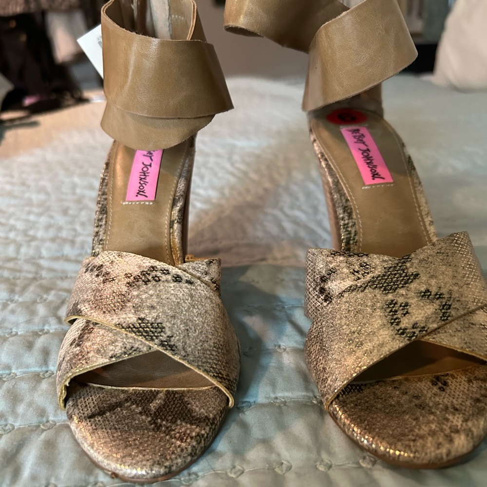 NWT Betsey Johnson snakeskin heels